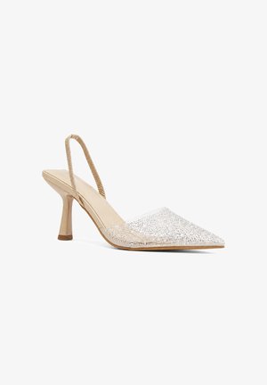 Chaussure beige à talon haut avec bride arrière, bout pointu recouvert de strass argentés et fine lanière texturée autour du talon.
