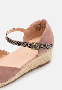 Hakkensandalen met een bovenwerk van roze suede, een enkelband in luipaardprint en een jute-wikkelde wedgezool met een tan rubberen onderkant.