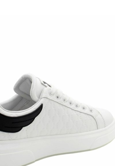 Sneaker bianco realizzato in materiale testurizzato con dettagli lisci. Presenta un elemento alato nero sul lato e una suola in gomma bianca.