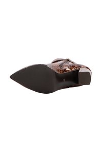 Stivale alla caviglia marrone con motivo a coccodrillo, dalla punta affilata, tacco a blocco e zip laterale, mostrato dalla vista della suola.