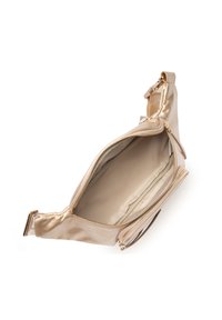 Borsa a tracolla metallica dorata con chiusura a zip e una finitura liscia. L'interno è in tessuto beige, con un ampio scomparto non foderato.