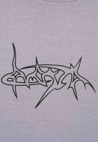 Szary materiał z czarnym graficznym wzorem przypominającym stylizowany kształt ryby z ostrymi akcentami i skomplikowanymi detalami.