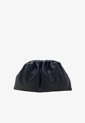 Borsa a pochette nera in pelle con parte superiore arricciata e texture liscia. Forma morbida e arrotondata senza hardware visibile o ulteriori dettagli.