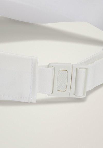 Hvit justerbar stropp med teksturert plastspenne, med en glatt, blank finish og forsterkede sømmer for holdbarhet.