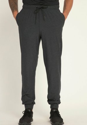 Donkergrijze joggingsbroek van een zachte, gestructureerde stof. Beschikt over een trekkoord in de taille, zijzakken en taps toelopende boorden.