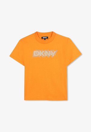 T-shirt en coton orange à manches courtes, arborant un logo DKNY proéminent de couleur claire contrastante sur la poitrine.
