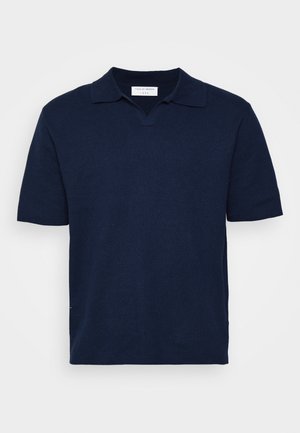 Marinblå kortärmad polo skjorta med v-ringning, tillverkad av texturerat tyg, med en diskret varumärkesetikett vid kragen.