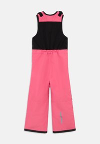 Pantalones de nieve infantiles en rosa y negro con tirantes ajustables y detalle reflectante en la parte inferior de la pierna, colocados sobre un fondo blanco.