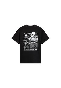 Camiseta de algodón negra con estampados gráficos en blanco, incluyendo una calavera, un conejo y elementos de texto. Diseño de mangas cortas y cuello redondo.