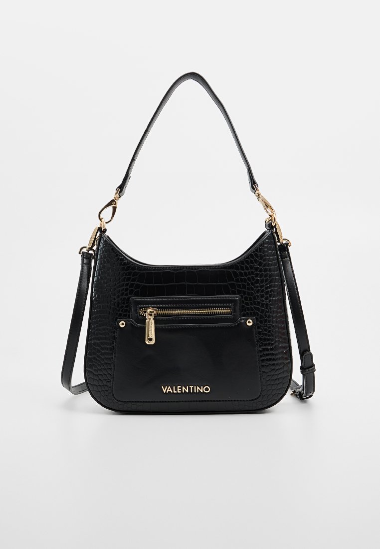 Sac bandoulière en cuir noir avec un aspect crocodile, zip doré et poche avant. Dispose d'une bandoulière détachable pour plus de polyvalence.