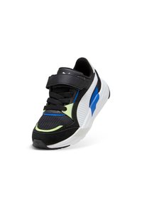 Scarpa atletica in bianco e nero con parte superiore in rete, dettagli blu e verdi, e una cinta in Velcro. Design curvo con suola testurizzata.