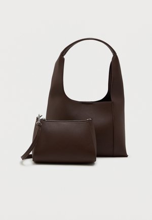 Bolsa sintética marrom com uma alça curva e textura suave. Inclui uma pequena bolsa correspondente com fecho. Design minimalista.