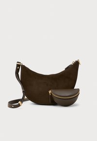 Bolsa de mão em camurça castanho-escuro em forma de meia-lua com alça ajustável e um pequeno porta-moedas de couro em forma de meia-lua a condizer, com fechos de correr dourados, sobre fundo branco.