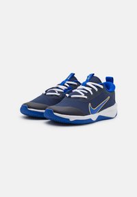 Nike Performance OMNI MULTI-COURT - Edzőcipő - midnight navy/hyper royal/saturn gold/white