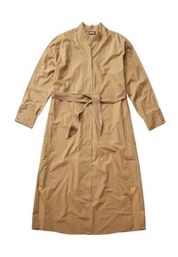 Cappotto lungo beige realizzato in tessuto leggero, con colletto alla mandarina, maniche lunghe e una cintura abbinata in vita.