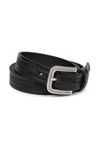 Cintura in pelle nera con finitura intrecciata, dotata di una fibbia rettangolare di colore argento con motivo a spina di pesce e numerosi fori per la regolazione.