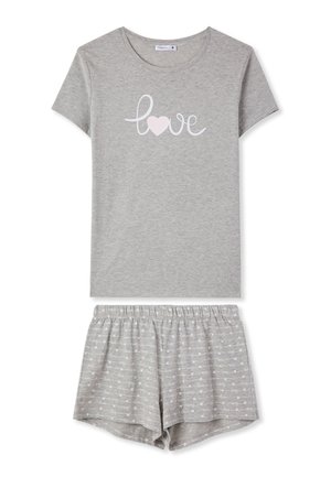 Completo grigio chiaro con top a maniche corte e pantaloncini; il top presenta la scritta "love" con grafica a cuore, mentre i pantaloncini hanno un motivo ripetuto di "love" e cuori con vita elastica.