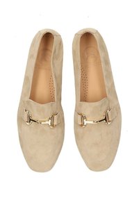 Beige suède instappers met een ronde neus, voorzien van een goudkleurig metalen accent over de wreef en een geperforeerde binnenzool voor ademend vermogen.