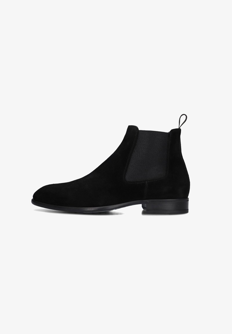 Zwarte suède Chelsea-boot met elastische zijkanten en een lus. Kenmerkt zich door een ronde neus en een gladde rubberen zool.