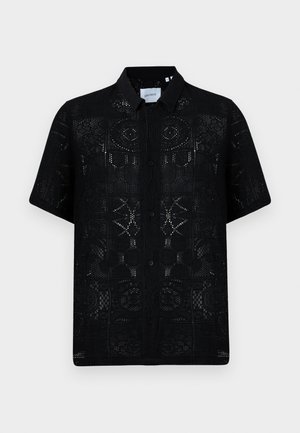 Camicetta nera a maniche corte realizzata in tessuto trasparente, caratterizzata da intricati motivi in pizzo e una chiusura con bottoni, con un design del colletto classico.