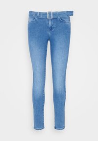 Jeans de corte slim de color azul claro con bolsillos frontales y un cinturón a juego con una hebilla rectangular de plata, exhibidos sobre un fondo liso.