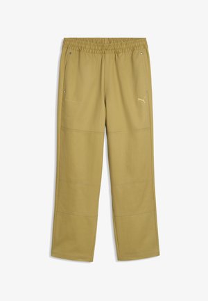 Beżowe spodnie z elastycznym pasem, bocznymi kieszeniami, logo Puma na prawej udzie oraz delikatnym oznaczeniem Porsche na lewym udzie, wyposażone w przeszywane panele na kolanach.