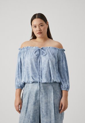 Blusa azzurro chiaro scollata sulle spalle con fiocco frontale, dotata di maniche elastiche e tessuto testurizzato con un motivo sottile.