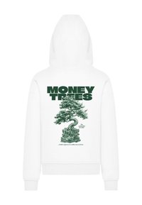 Felpa bianca con un grande grafico stampato verde raffigurante un albero sopra pile di soldi. Il testo recita "MONEY TREES" e una citazione sottostante.
