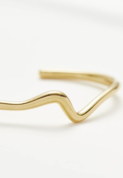 Kuldne spiraalsete kinnastega hõbe käevõru, millel on sile ja läikiv viimistlus. Sellel on laineline disain avatud otstega, luues minimalistliku välimuse.