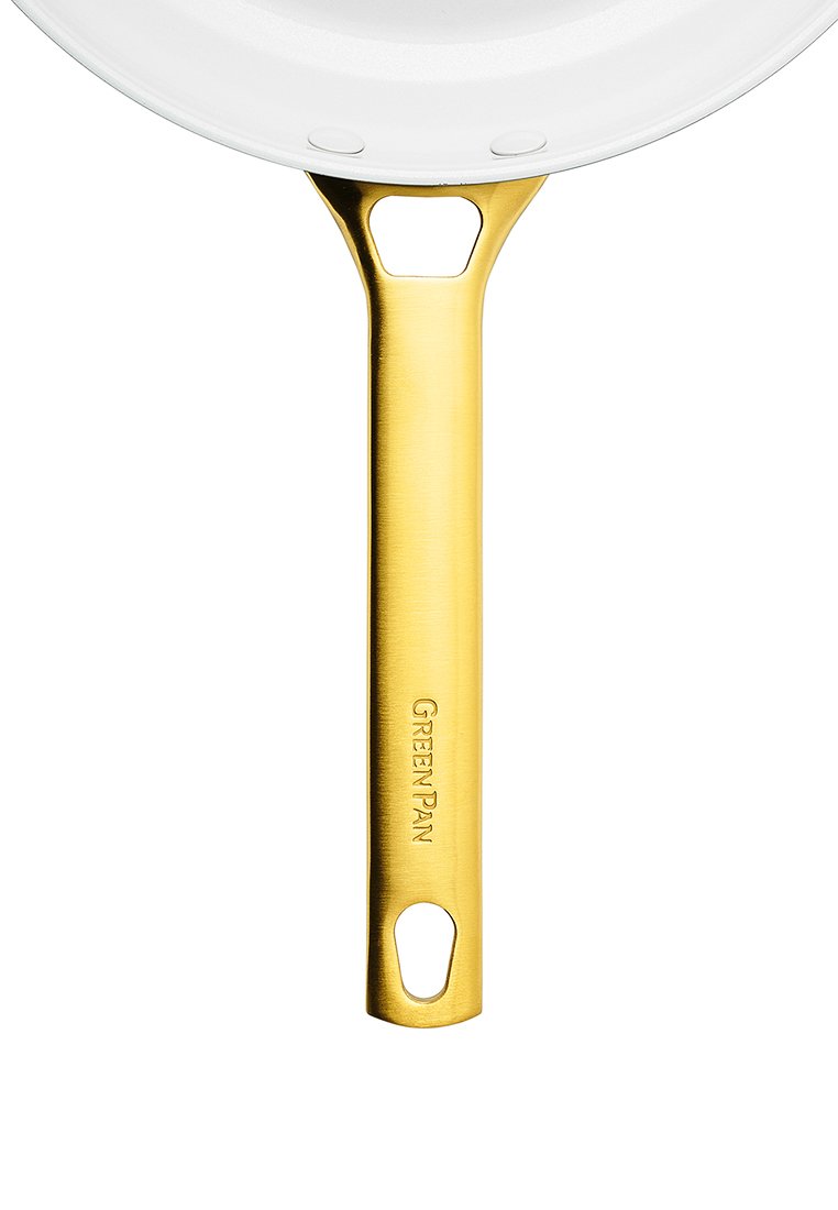 Sartén blanca con un mango de metal dorado grabado con "GREEN PAN" sobre un fondo blanco.