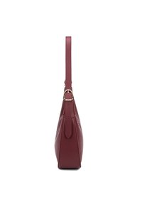 Borsa a spalla in pelle bordeaux con una finitura texturizzata, una tracolla singola con una fibbia dorata e una forma rettangolare a punta.
