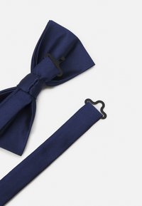 Navyblauer Satin-Schleifenbinder mit strukturierter Oberfläche. Verfügt über einen schwarzen Verschluss und ein passendes Band für einen sicheren Halt.