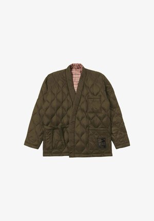 Giacca trapuntata verde oliva con design a incrocio, foderata a quadri, con tasche frontali e cintura annodata. Motivo a diamante distintivo.