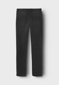 Jean en denim noir avec une coupe slim, design à cinq poches et texture lisse. Comprend des poches arrière et des passants de ceinture.