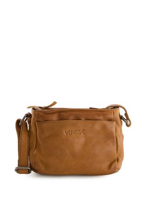 Sac bandoulière en cuir marron avec fermeture éclair et bandoulière réglable. Doté d'une poche avant et d'un logo « VENEZIA » embossé. Texture douce.