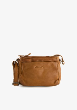 Sac bandoulière en cuir marron avec fermeture éclair et bandoulière réglable. Doté d'une poche avant et d'un logo « VENEZIA » embossé. Texture douce.
