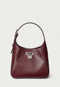 Mala de couro cor borgonha com forma semi-estruturada, ferragens prateadas e fecho com trava, apresentando uma única alça de ombro.