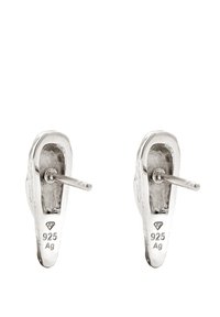 Silverfärgade studsörhängen med polerad yta, som har en unik form och stämpeln "925 Ag", vilket indikerar äktheten av sterlingsilver.