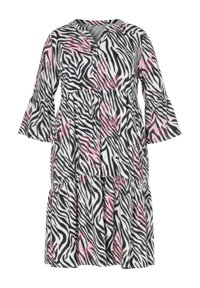 Vestido con patrón de cebra que presenta rayas negras y blancas con acentos rosas, escote en V, detalle de botones y mangas acampanadas. Diseño en capas.