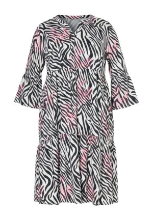 Sukienka w wzór zebry z czarno-białymi paskami i różowymi akcentami, z dekoltem w serek, guzikami oraz rozkloszowanymi rękawami. Projekt z warstwami.