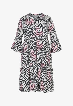 Zebramønstret kjole med sorte og hvide striber og pink accenter, V-hals, knapdetalje og flagrende ærmer. Lagdelt design.