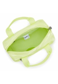 Kiiltävä vaaleanvihreä laukku, jossa on vetoketjukiinnitys, kaksi kangaslenkkiä ja sileä sisusta. Sisällä oleva etiketti lukee "kipling LIVE LIGHT."