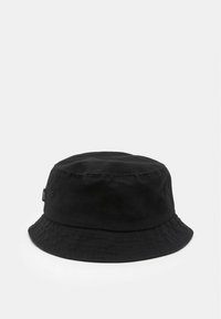 Sort bucket hat lavet af glat stof, med en bred, nedadgående skygge og et justerbart bånd. Inkluderer diskret branding på siden.