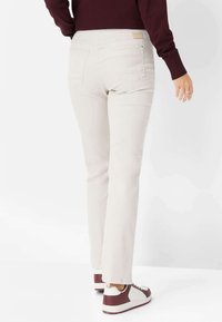 BRAX STYLE PAMINA FUN - Jeans Slim Fit - cream