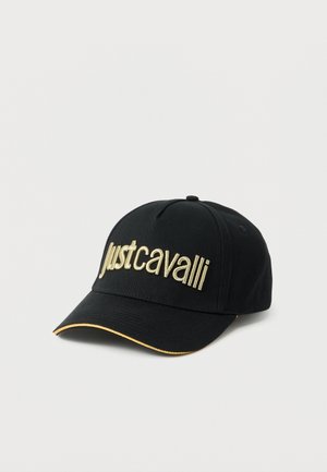 Μαύρο μπέιζμπολ καπέλο με χρυσά γράμματα "Just Cavalli" και αντίστοιχη χρυσή λεπτομέρεια στην άκρη του κυρτού γείσου.