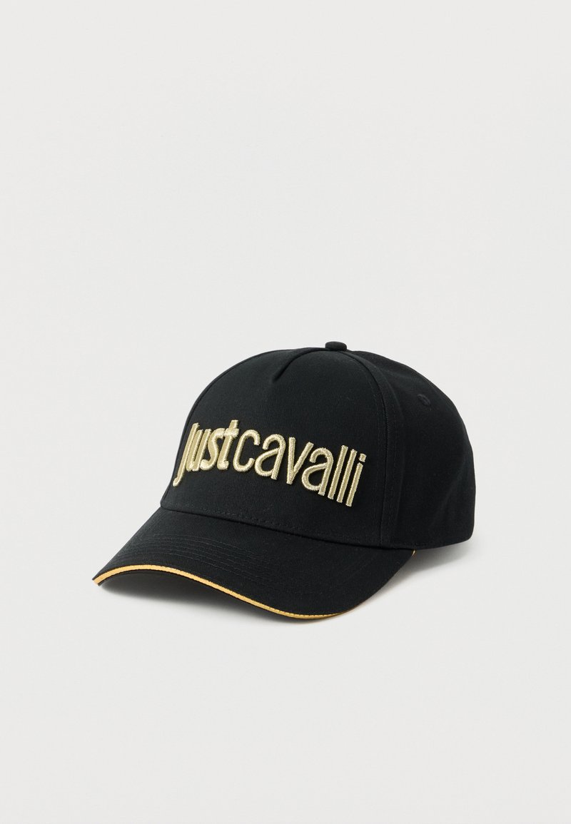 Μαύρο μπέιζμπολ καπέλο με χρυσά γράμματα "Just Cavalli" και αντίστοιχη χρυσή λεπτομέρεια στην άκρη του κυρτού γείσου.