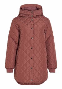 Lang, hetteforet vattert jakke i burgunder, med diamantmønster, trykknapper foran og elastiske mansjetter med avrundet nederkant.