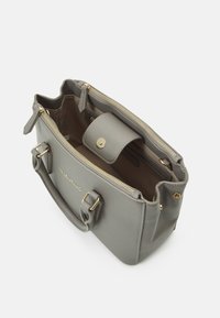 Szara syntetyczna torebka z zamkiem błyskawicznym, złotymi akcesoriami i odpinaną kieszonką na klapkę. Wnętrze wyłożone jest jaśniejszym materiałem.