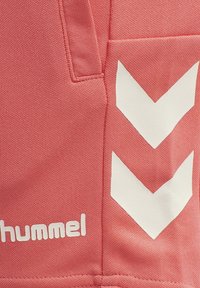 Hummel Pantalón corto de deporte - pink