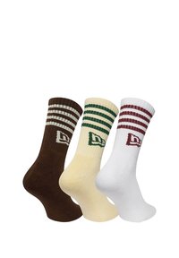 Drei Paar Crew-Socken: braun mit weißen Streifen, cremefarben mit grünen Streifen und weiß mit kastanienbraunen Streifen; jedes Paar hat ein Logo-Patch.